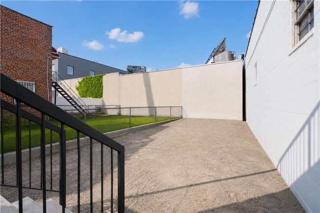 Photo - 2171 Hendrickson St