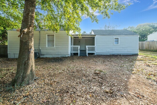 Photo - 2011 Lucas St