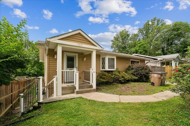 Building Photo - Remodeled in great location! 4 bedrooms 2 FB Walk to Metro