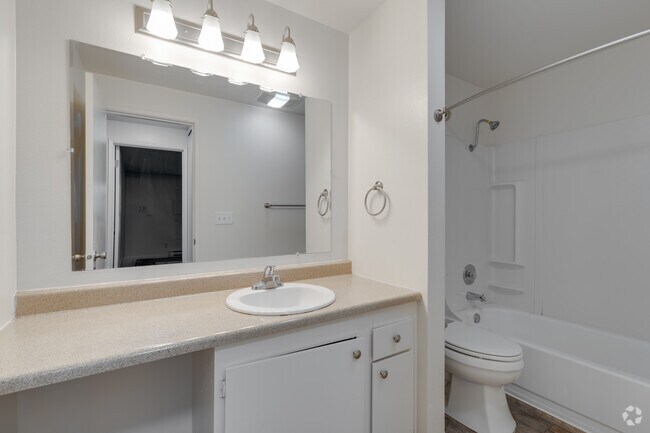 1BR, 1BA - 650SF - Bathroom - Creekside Commons Apartments