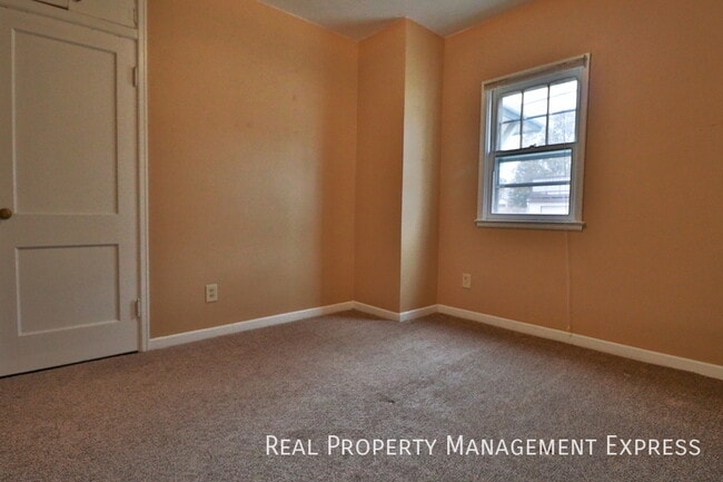 Photo - 3 Bedroom 1.5 Bath Near Downtown with Fenc...