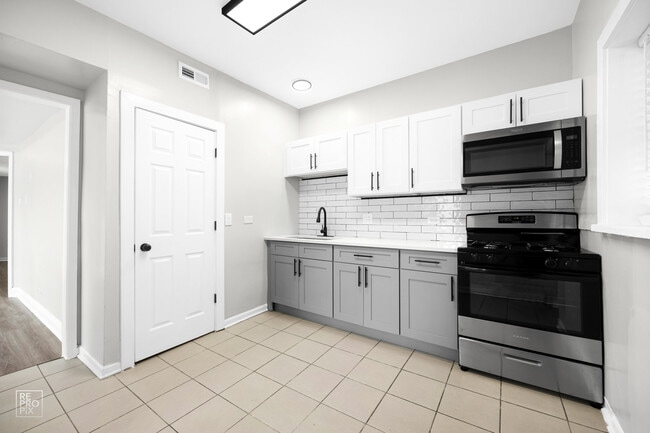 5749 W Chicago