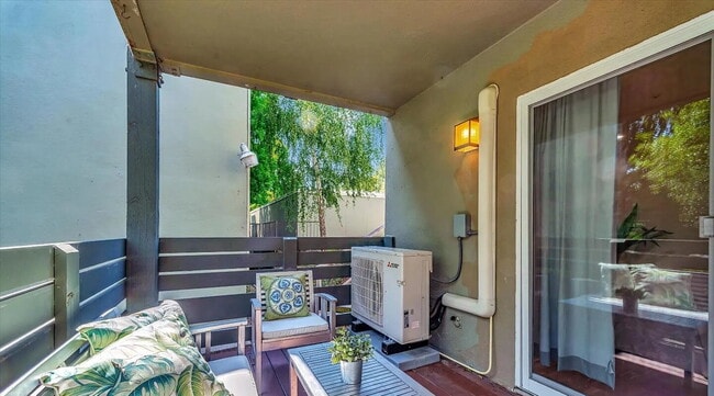 Building Photo - "Cozy 1-Bedroom Retreat in Redwood City - Your Perfect Urban Oasis!"