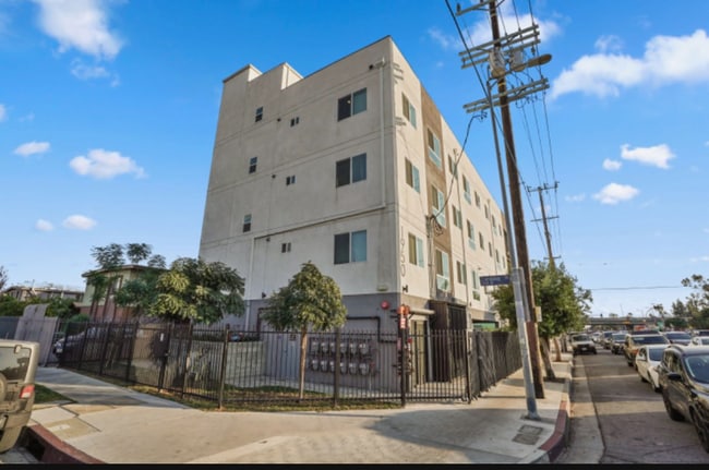 Photo - 1950 Normandie Ave Apartamento Unidad 402