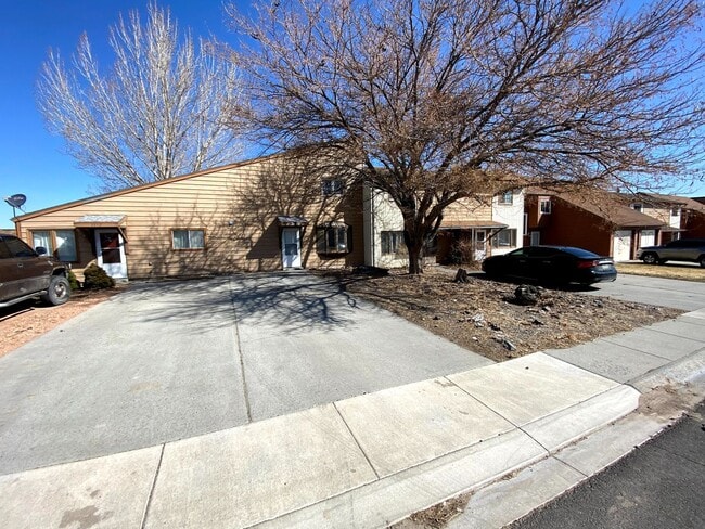 Building Photo - 3 Bedroom, 1.5 Bathroom Townhouse Next to High School and Middle School