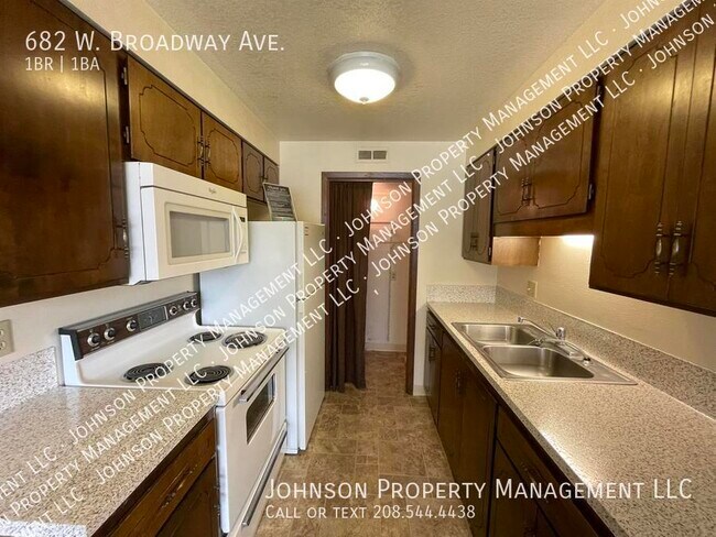 682 W Broadway Ave