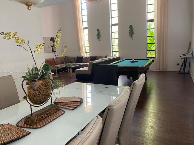 Photo - 1104 Washington St