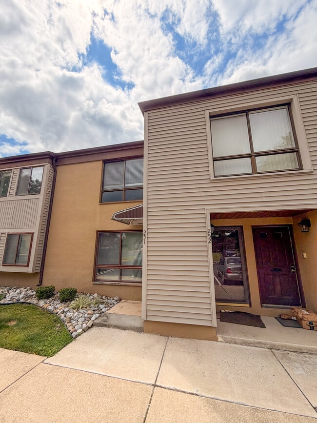 Building Photo - 252 Kips Ct