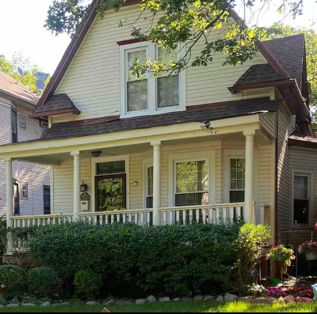 Building Photo - 9811 S Vanderpoel Ave