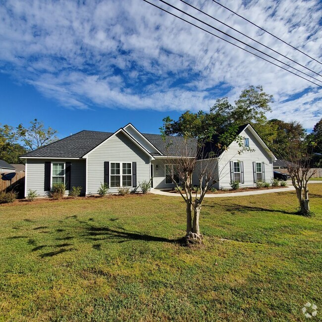 Building Photo - Modern 4-Bed, 2-Bath Home with 2-Car Garag...