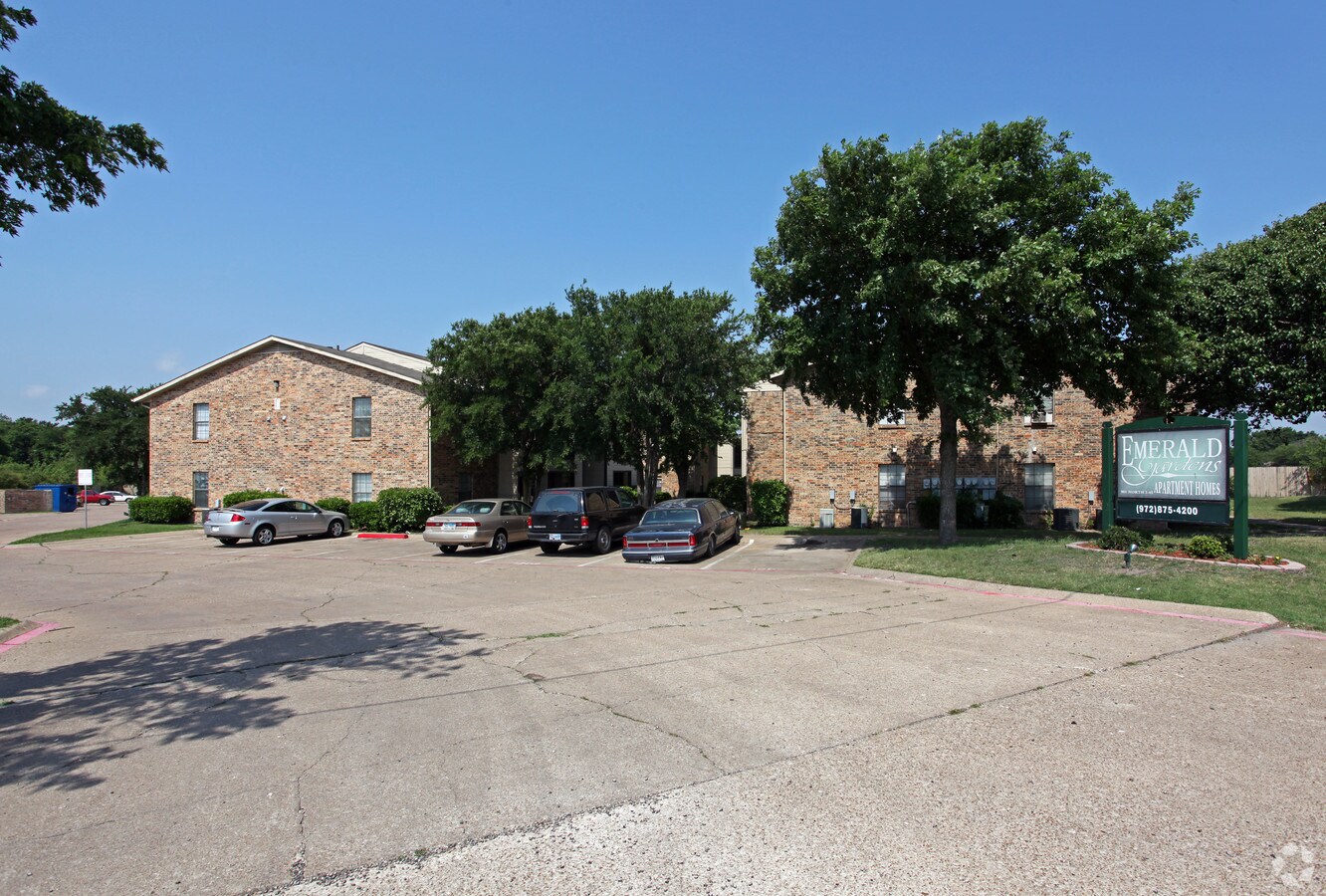Emerald Gardens - Emerald Gardens Apartments