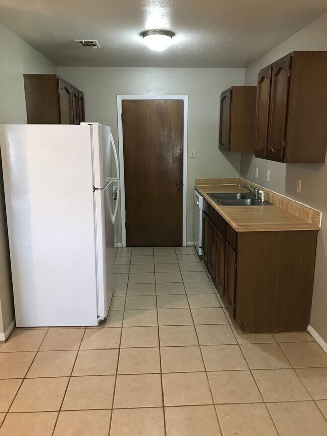 Photo - 700 Vassar Ct Unit B