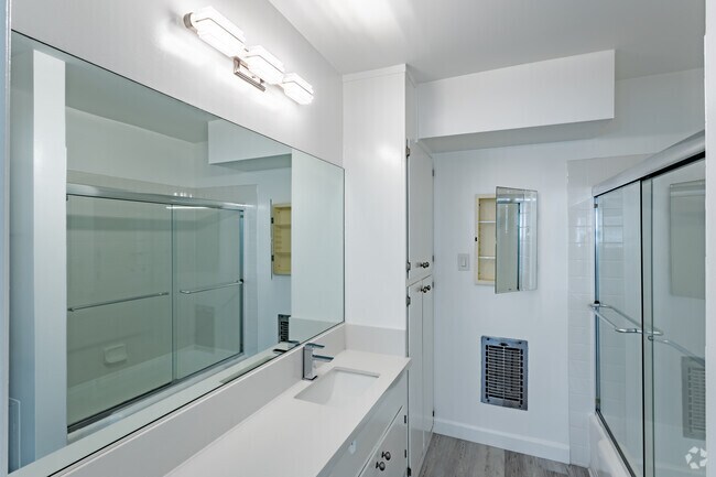 2BR, 2BA - 1500 SF - 443 S Oakhurst Dr