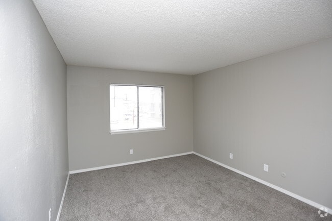 2BR, 2BA - 960 SF
