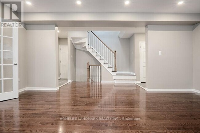 Photo - 813 Stonehaven Ave