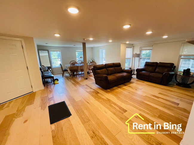 Building Photo - 125 Oak St Rental