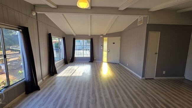 LARGE ROOM - 18950 Woodcrest Ln