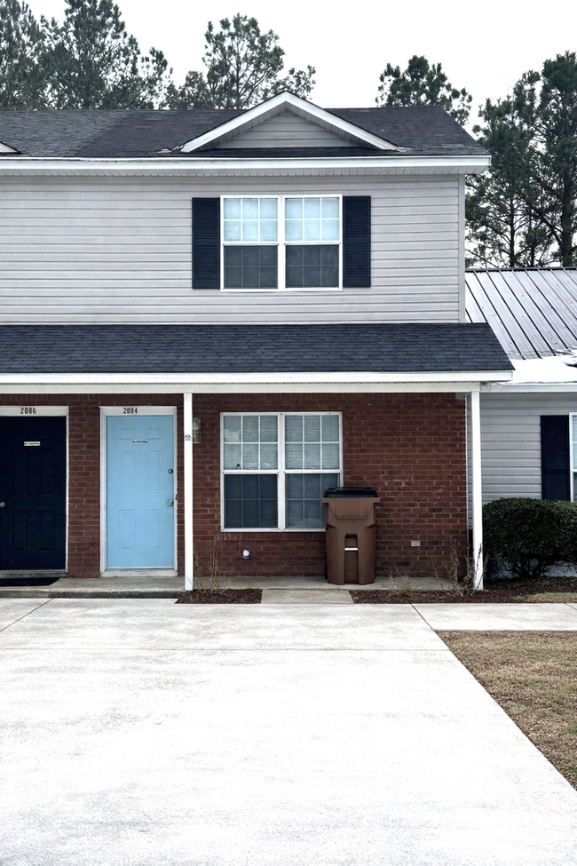 Building Photo - 2BR/2.5 Bath Townhome Minutes to Camp Lejuene