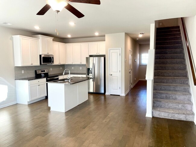 Photo - Welcome to this stunning 3-bedroom, 2.5-bathroom home located in the vibrant community of Lithoni...