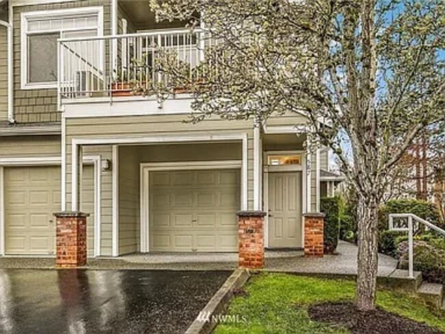 Building Photo - Sammamish 2 Bed 2 Bath