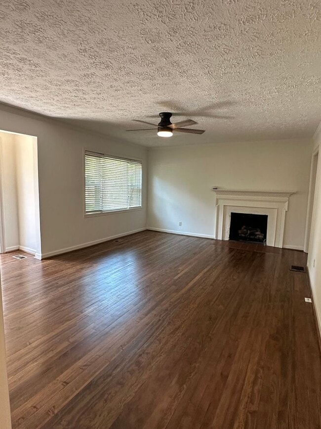 Photo - 2 Bedroom Cottage in Gainesville!