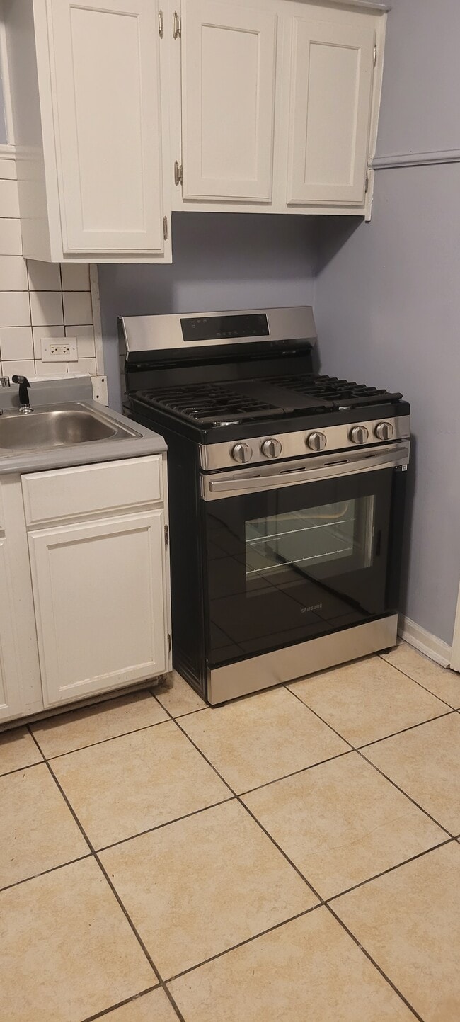 New Stove - 915 W 95th St Apartments Unit 2e