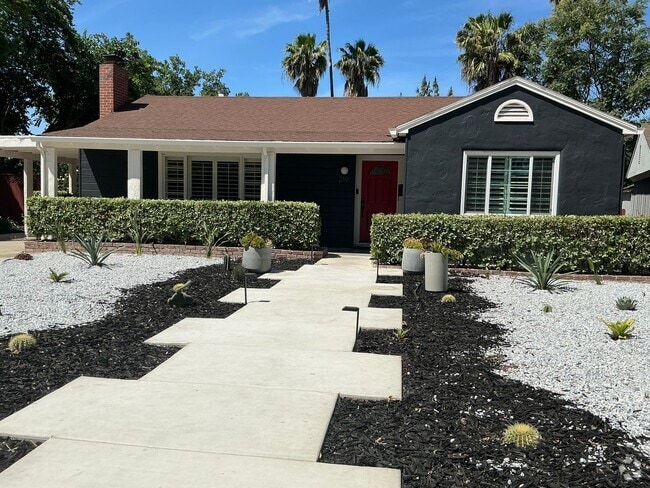 Building Photo - Charming 2 Bedroom Home with Studio/Office...