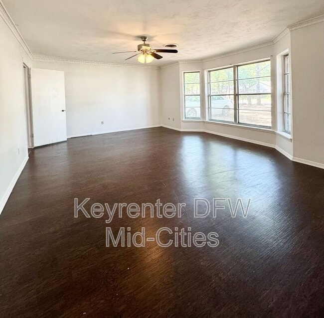 Photo - 313 Robinhood Dr