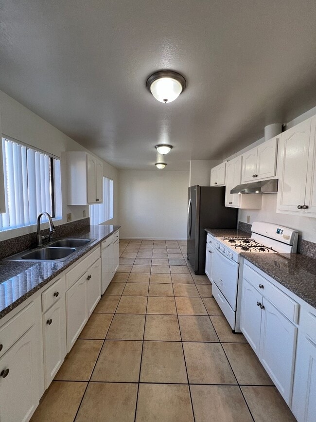 Light-Filled 4-Bed in San Pedro | Garage Parking, Utilities Included, Prime Location