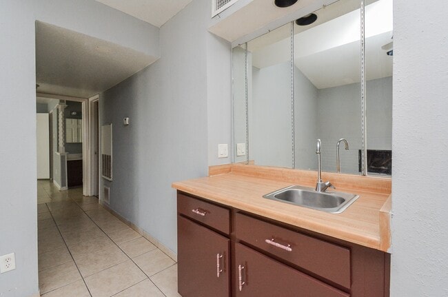 Building Photo - 9009 Richmond Ave Unit 411