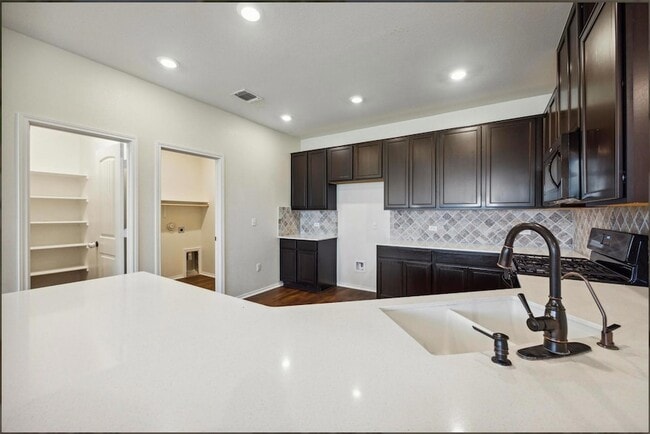 Photo - 705 Vaughn St