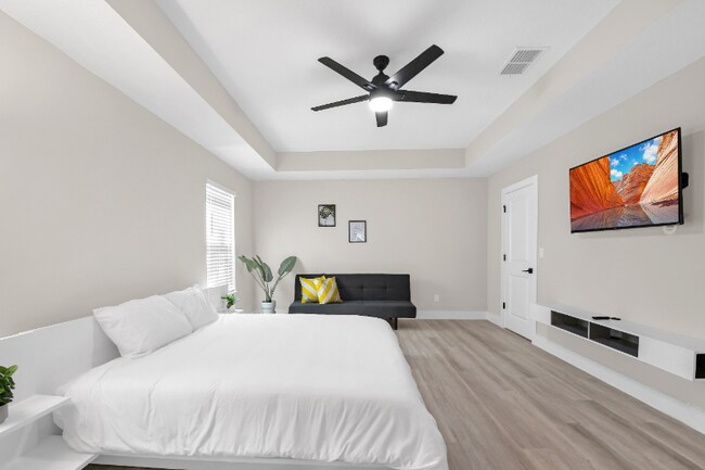 Photo - 68 W Esther St