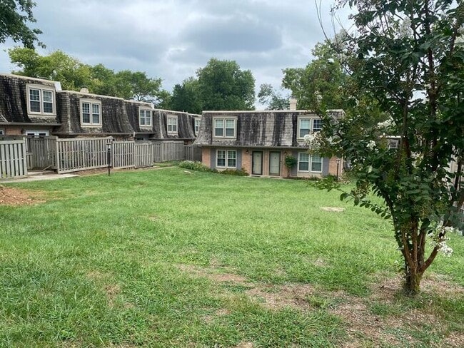 Photo - Beautiful 2 Bedroom / 2 Bath Apartment in Green Hills Under $2000!