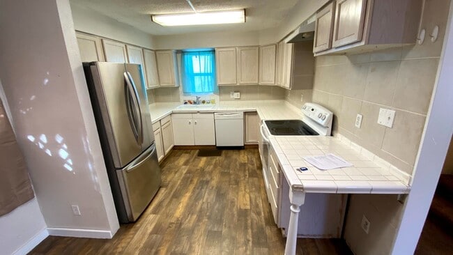 Photo - 3 Bedroom 1.5 Bath House Large 2 Car Detac...