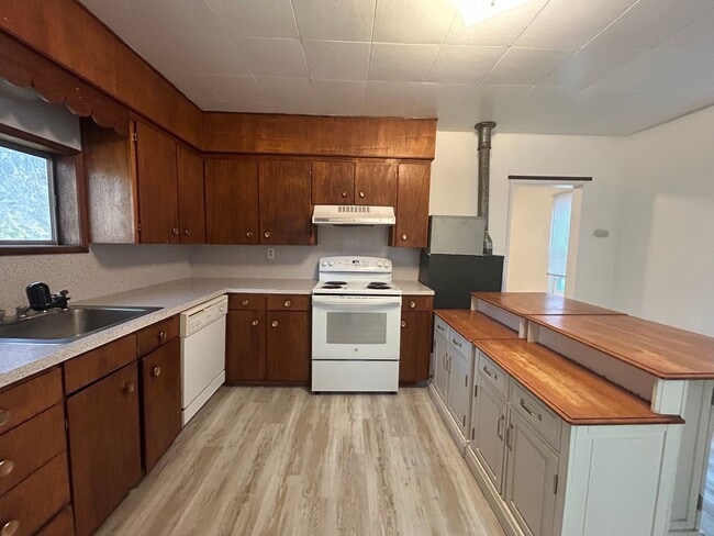 Photo - Cottage Style 1 Bed Home with a Large Yard...