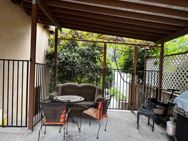 Patio - outdoors - 1054 E Providencia Ave Unit #B