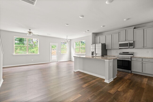 Photo - 4 bed / 2.5 bath in Gainesville! Retreat a...