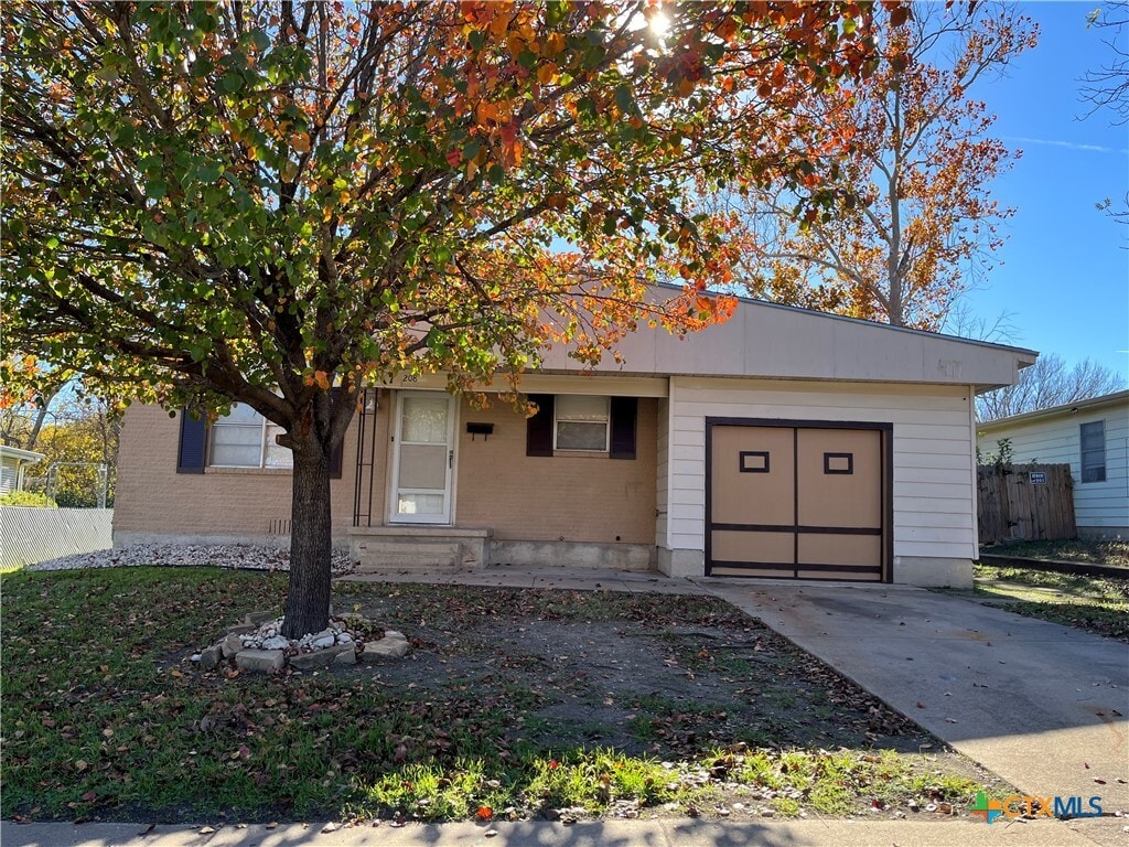 Photo - 208 E Voelter Ave