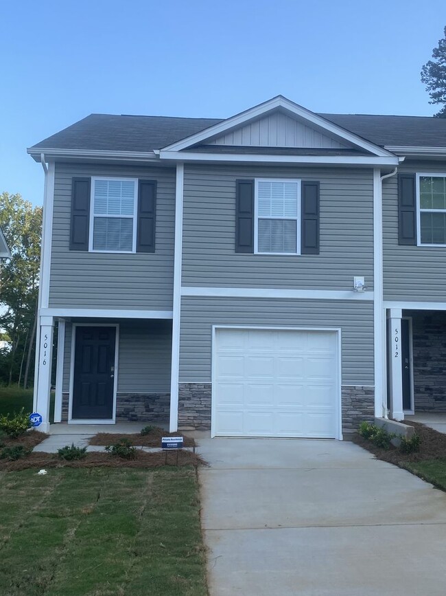 Brand New End-Unit Townhome in Charlotte! - Brand New End-Unit Townhome in Charlotte!