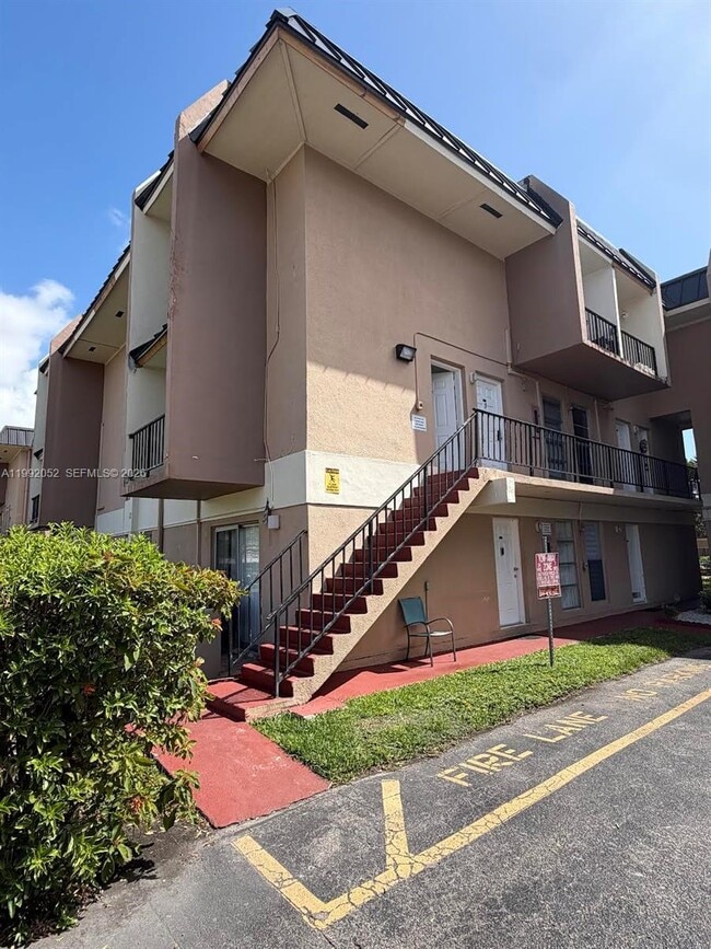 Building Photo - 3901 SW 109th Ave Unit 8