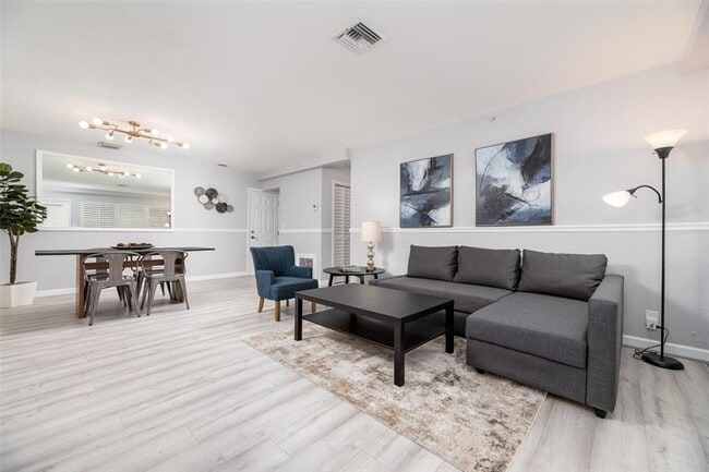 Building Photo - 1139 NE 12th Ave Unit 1 Rental