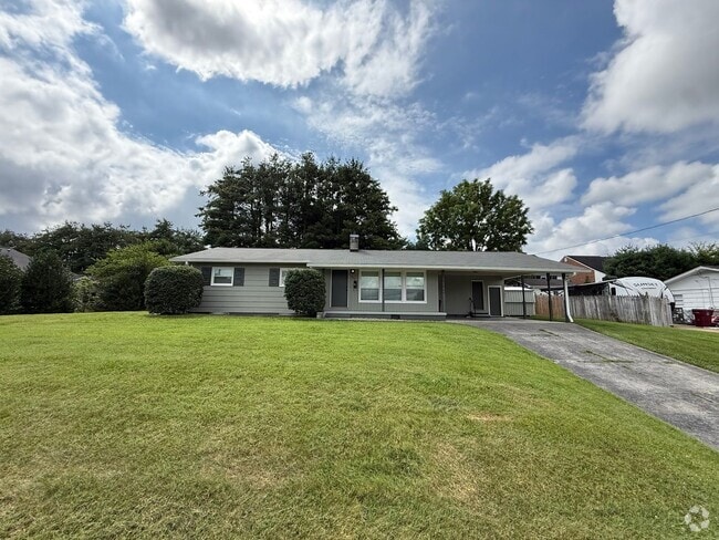 Building Photo - Stunningly Renovated 3 Bed, 2 Bath Home in...