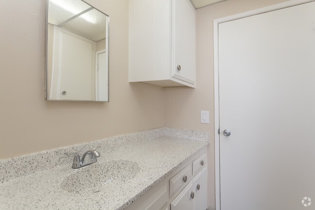 1 BR, 1 BA - 594 SF
