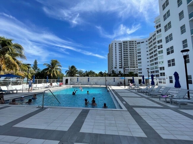 Photo - 5001 Collins Ave