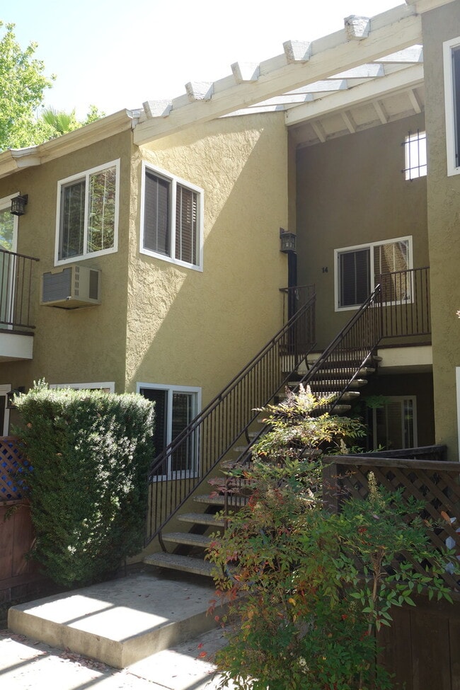 Building Photo - Renovated 2 Bed, 2 Bath Condominium in Gated Community Unit 14