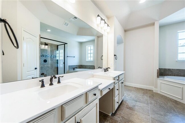 Photo - 555 Waterloo Dr