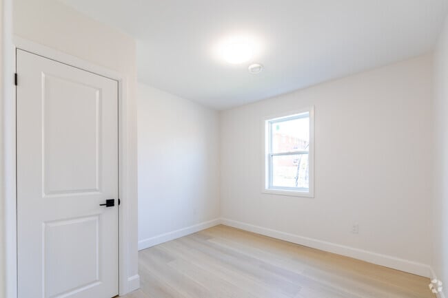 2 chambres, 1 salle de bain - 645 pi2 - Chambre - Mad Mill Apartments