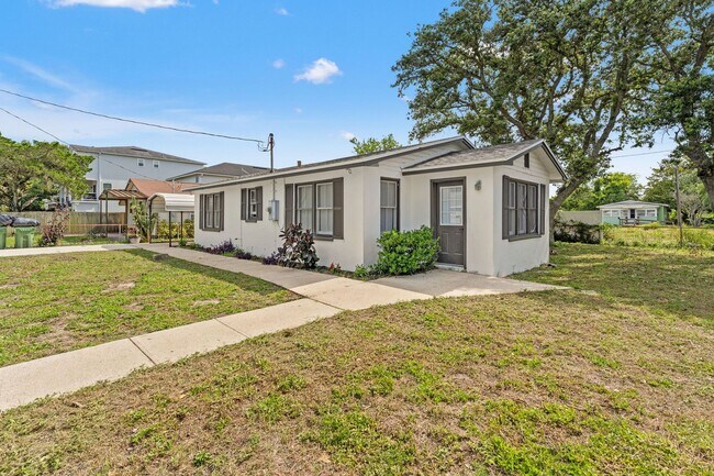 Photo - 2 Bed 1.5 Bath Jax Beach - Walk to the Beach- Newly remodeled