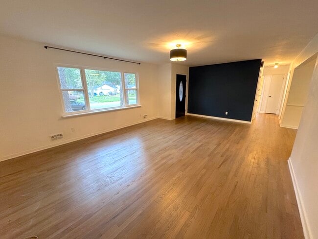 BEAUTIFULLY UPDATED 3 BEDROOM BRICK RANCH IN THALIA MANOR