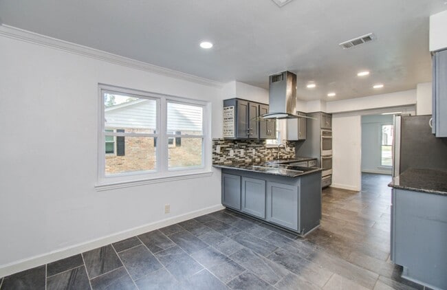 Photo - 674 Ravensworth Dr
